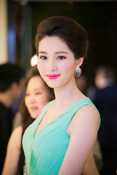Hoa hậu Thu Thảo đẹp dịu dàng với váy xanh bạc hà - 4 Hà Thanh