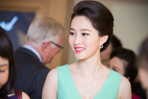 Hoa hậu Thu Thảo đẹp dịu dàng với váy xanh bạc hà - 11 Hà Thanh