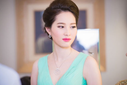 Hoa hậu Thu Thảo đẹp dịu dàng với váy xanh bạc hà - 7 Hà Thanh