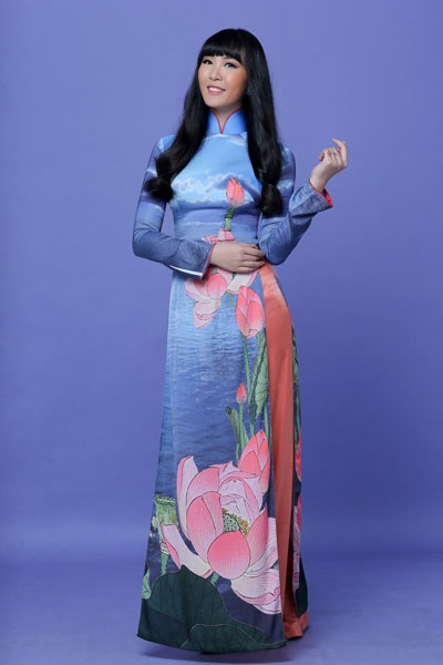Á hậu Thùy Trang duyên dáng áo dài hoa sen - 1 <b style=mso-bidi-font-weight:
normal>Hà Thanh