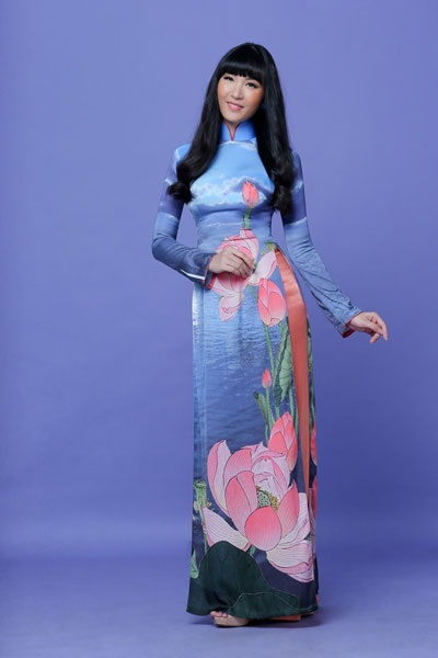 Á hậu Thùy Trang duyên dáng áo dài hoa sen - 2 <b style=mso-bidi-font-weight:
normal>Hà Thanh