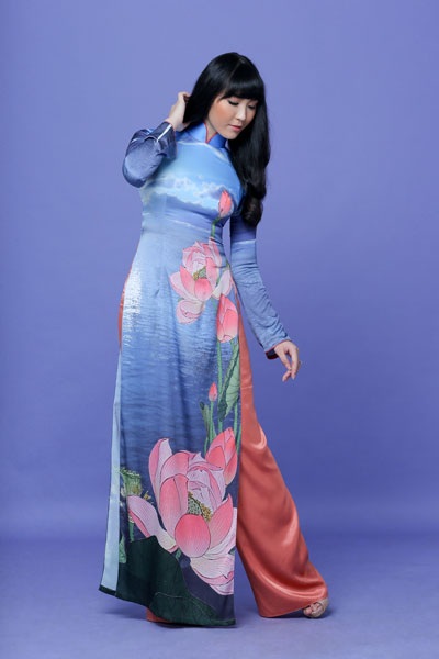 Á hậu Thùy Trang duyên dáng áo dài hoa sen - 6 <b style=mso-bidi-font-weight:
normal>Hà Thanh