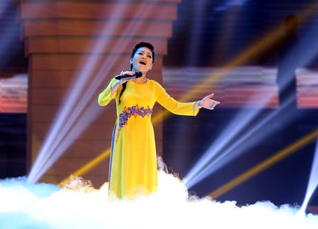 Ca sĩ Anh Thơ thể hiện Xa khơi