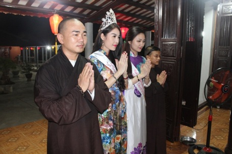 Ca sĩ Quế Vân hát từ thiện ở chùa - 5 Quế Vân và Hồng Nhung chụp hình cùng các sư thầy ở chùa Diệu Ngộ