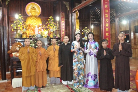 Ca sĩ Quế Vân hát từ thiện ở chùa - 6 Quế Vân và Hồng Nhung chụp hình cùng các sư thầy ở chùa Diệu Ngộ
