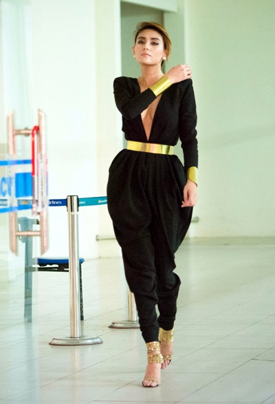 Siêu mẫu Hoàng Yến nóng bỏng với áo khoét cổ sâu