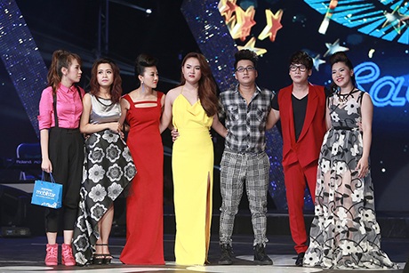 Phạm Hà My bị loại tại liveshow 5 Sao Mai điểm hẹn - 15 Hà My (ngoài cùng bên phải) là thí sinh đầu tiên trong top 7 phải dừng bước