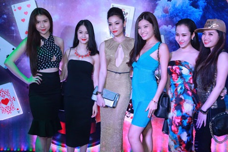 Người mẫu Huyền Thư trái chụp ảnh cùng dàn hotgirl Hà Nội