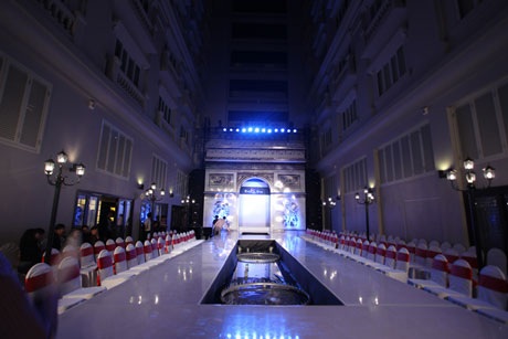 Eva de Eva tiên phong trong lĩnh vực tổ chức Show Runway chuyên nghiệp - 2 Hình ảnh Khải Hoàn Môn được tái hiện trong Show diễn “Eva de Eva Fall Winter 2011/2012