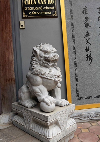Cơ quan chức năng sẽ đưa “hiện vật lạ” ra khỏi di tích - 1 Sư tử đá trước cổng chùa Vân Hồ, Hà Nội (Ảnh: Nguyễn Hoàng)
