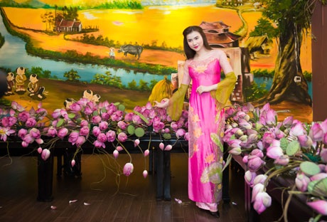 Người đẹp Việt dịu dàng với áo dài sắc sen hồng - 2 Hà Thanh