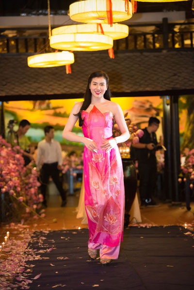 Người đẹp Việt dịu dàng với áo dài sắc sen hồng - 3 Hà Thanh