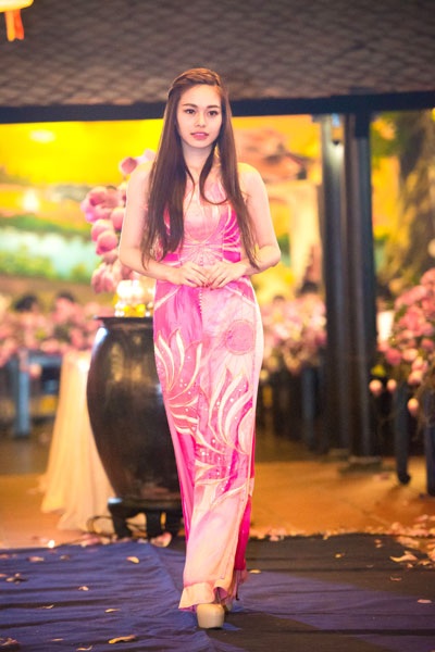 Người đẹp Việt dịu dàng với áo dài sắc sen hồng - 5 Hà Thanh