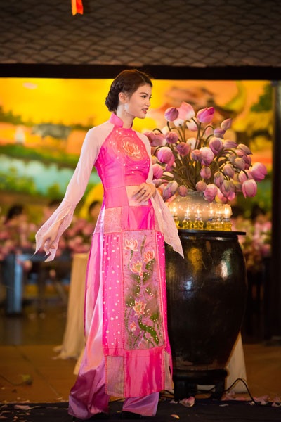 Người đẹp Việt dịu dàng với áo dài sắc sen hồng - 4 Hà Thanh