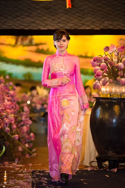 Người đẹp Việt dịu dàng với áo dài sắc sen hồng - 7 Hà Thanh
