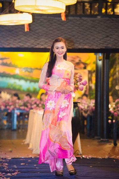 Người đẹp Việt dịu dàng với áo dài sắc sen hồng - 8 Hà Thanh