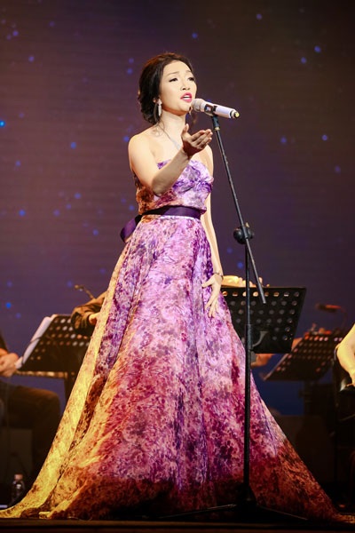 Ca sĩ Phạm Thu Hà thể hiện ca khúc của Trịnh Công Sơn và Đức Trí trong đêm nhạc