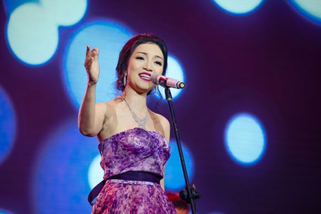 Ca sĩ Phạm Thu Hà thể hiện ca khúc của Trịnh Công Sơn và Đức Trí trong đêm nhạc