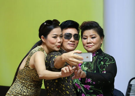 NSND Thanh Hoa nhí nhảnh chụp ảnh cùng Quang Linh, Mỹ Lệ