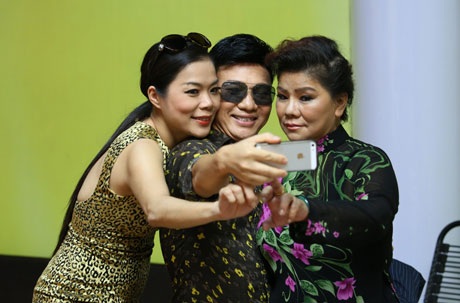 NSND Thanh Hoa nhí nhảnh chụp ảnh cùng Quang Linh, Mỹ Lệ