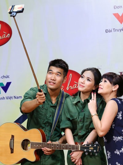 Ca sĩ Ngọc Khuê cũng chụp ảnh tự sướng cùng đạo diễn Lê Hoàng