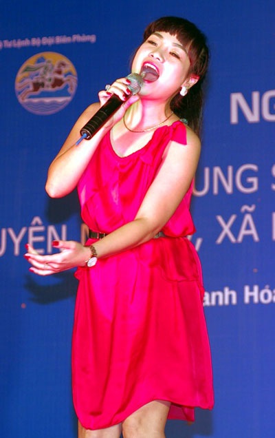 Nghệ sỹ hưởng ứng nồng nhiệt đêm nhạc vì người nghèo - 1 Ngọc Khuê hát trong đêm nhạc vì người nghèo