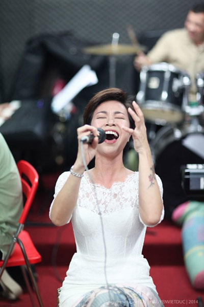 Uyên Linh tập luyện hết mình chuẩn bị cho liveshow tối nay tại Hà Nội