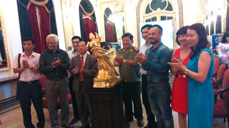 Trưng bày 60 bức tượng vàng Thánh Gióng kỷ niệm ngày lễ lớn - 3 Tượng Thánh Gióng được giới thiệu tại Nhà hát Lớn sáng ngày 19/8