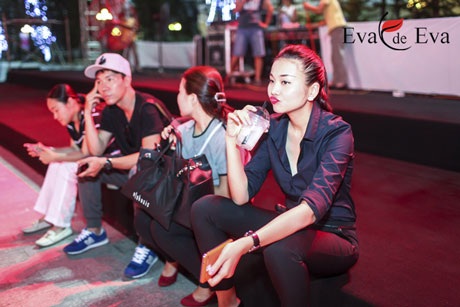 Thanh Hằng hút sữa một cách đáng yêu