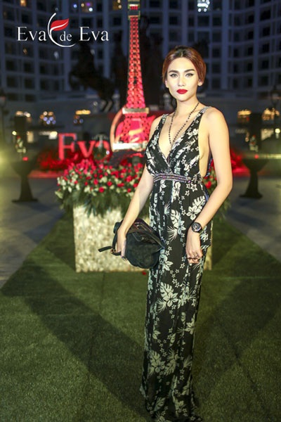 Siêu mẫu Hoàng Yến khoe khéo vòng 1 với váy xẻ táo bạo