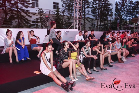 Phút nghỉ ngơi ít ỏi của các người mẫu ngay trên sàn tập