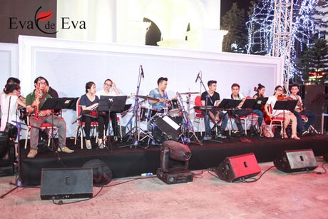 Xuân Lan và các “học trò” nhỏ tụ tập trong phút nghỉ ngơi ít ỏi