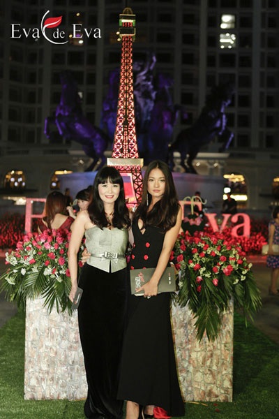 Diễn viên Thúy Hằng và diễn viên Thúy Hà (từ phải sang trái)