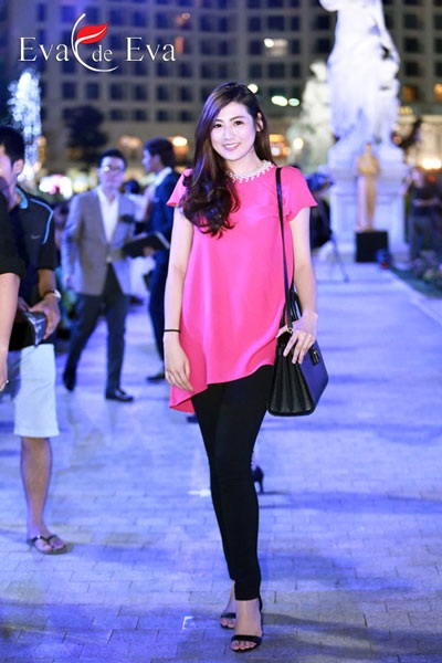 Á hậu Tú Anh giản dị đi xem thời trang