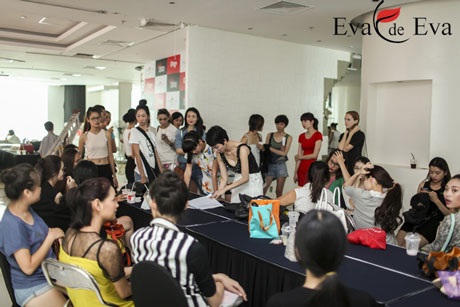 Các người mẫu tập trung lắng nghe hướng dẫn của đạo diễn catwalk Xuân Lan
