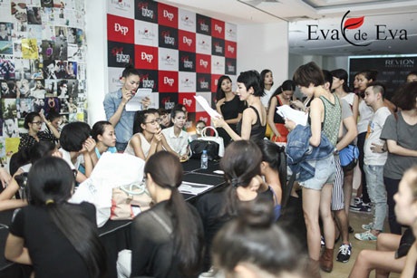 Các người mẫu tập trung lắng nghe hướng dẫn của đạo diễn catwalk Xuân Lan