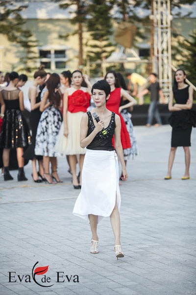 Các người mẫu tập trung lắng nghe hướng dẫn của đạo diễn catwalk Xuân Lan