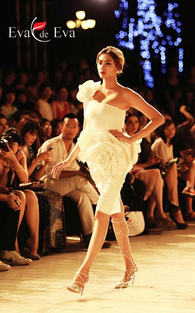 Lâm Thu Hằng với 1 mẫu thiết kế trong BST La Rose de France