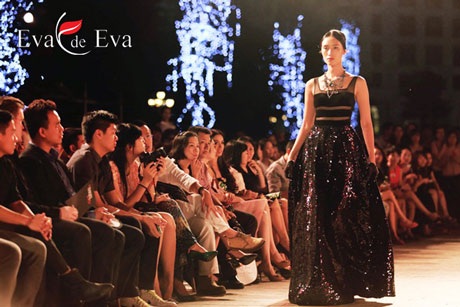 Trang Khiếu lại xuất hiện đầy ấn tượng trong 1 thiết kế đầm đen đính kim sa lấp lánh