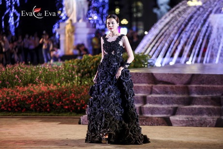 Trang Khiếu lại xuất hiện đầy ấn tượng trong 1 thiết kế đầm đen đính kim sa lấp lánh