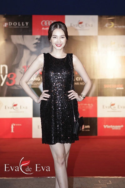 Trang Khiếu lại xuất hiện đầy ấn tượng trong 1 thiết kế đầm đen đính kim sa lấp lánh