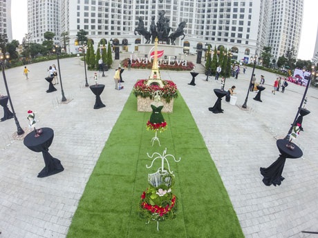 Toàn cảnh Show diễn của Eva de Eva tại Đẹp Fashion Runway 3 - 1 Eva de Eva đã đưa cả Paris đến Hà Nội trong không gian Show diễn của Đẹp Fashion Runway 3