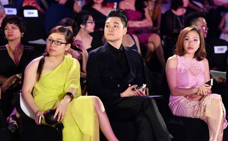 Toàn cảnh Show diễn của Eva de Eva tại Đẹp Fashion Runway 3 - 5 Ca sỹ Quang Vinh cũng có mặt từ rất sớm trên hàng ghế Front Row của Eva de Eva Đẹp Fashion Runway 3