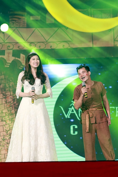 Á hậu Tú Anh có màn tung hứng ăn ý, hài hước với Chú Cuội Xuân Bắc