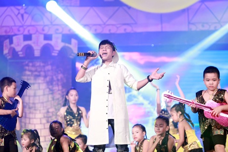 Tham gia chương trình, Quang Anh thể hiện Rock Vầng trăng