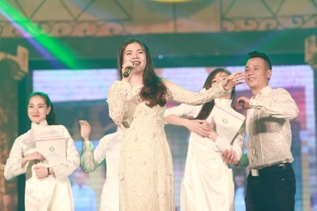 Mỹ Dung dễ thương với Áo trắng đến trường