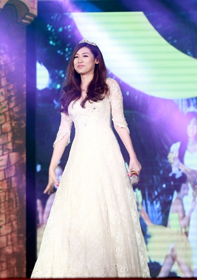 Á Tú Anh hóa thành nàng Hằng Nga xinh đẹp