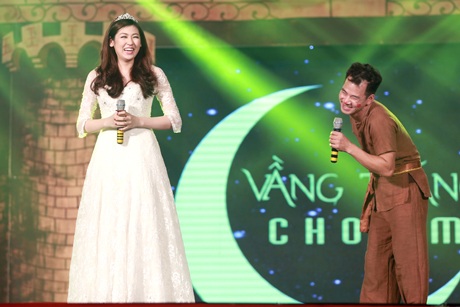 Á hậu Tú Anh có màn tung hứng ăn ý, hài hước với Chú Cuội Xuân Bắc