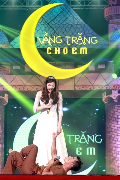 Á hậu Tú Anh có màn tung hứng ăn ý, hài hước với Chú Cuội Xuân Bắc