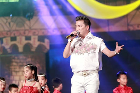 Ca sĩ Đàm Vĩnh Hưng thể hiện ca khúc Ô kìa